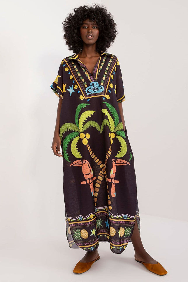 Robe plage bohème longue noire avec manches courtes et motifs tropicaux pour femme, idéale pour une allure détendue.