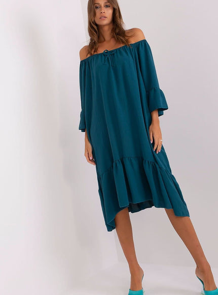 Robe de plage verte midi à épaules dénudées et à volants, style décontracté et féminin pour les journées ensoleillées.