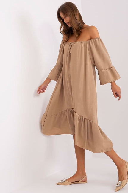 Robe champêtre terracotta, style casual épaules dénudées, longueur midi, idéale comme tenue pour invité de mariage.