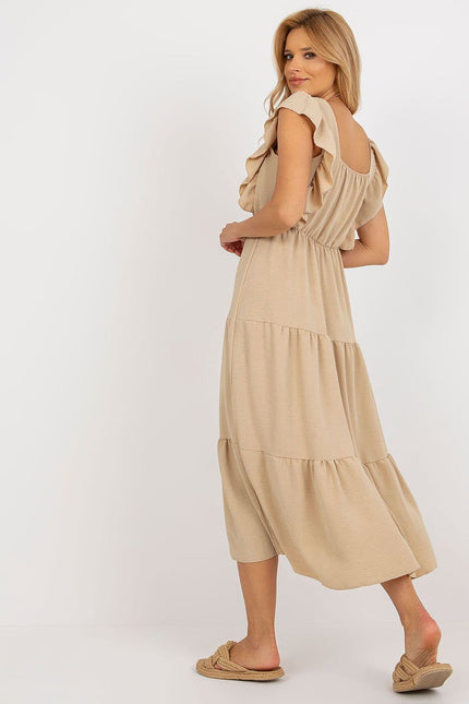 Robe plage beige de longueur midi évasée avec épaules dénudées pour femme, style décontracté et estival.