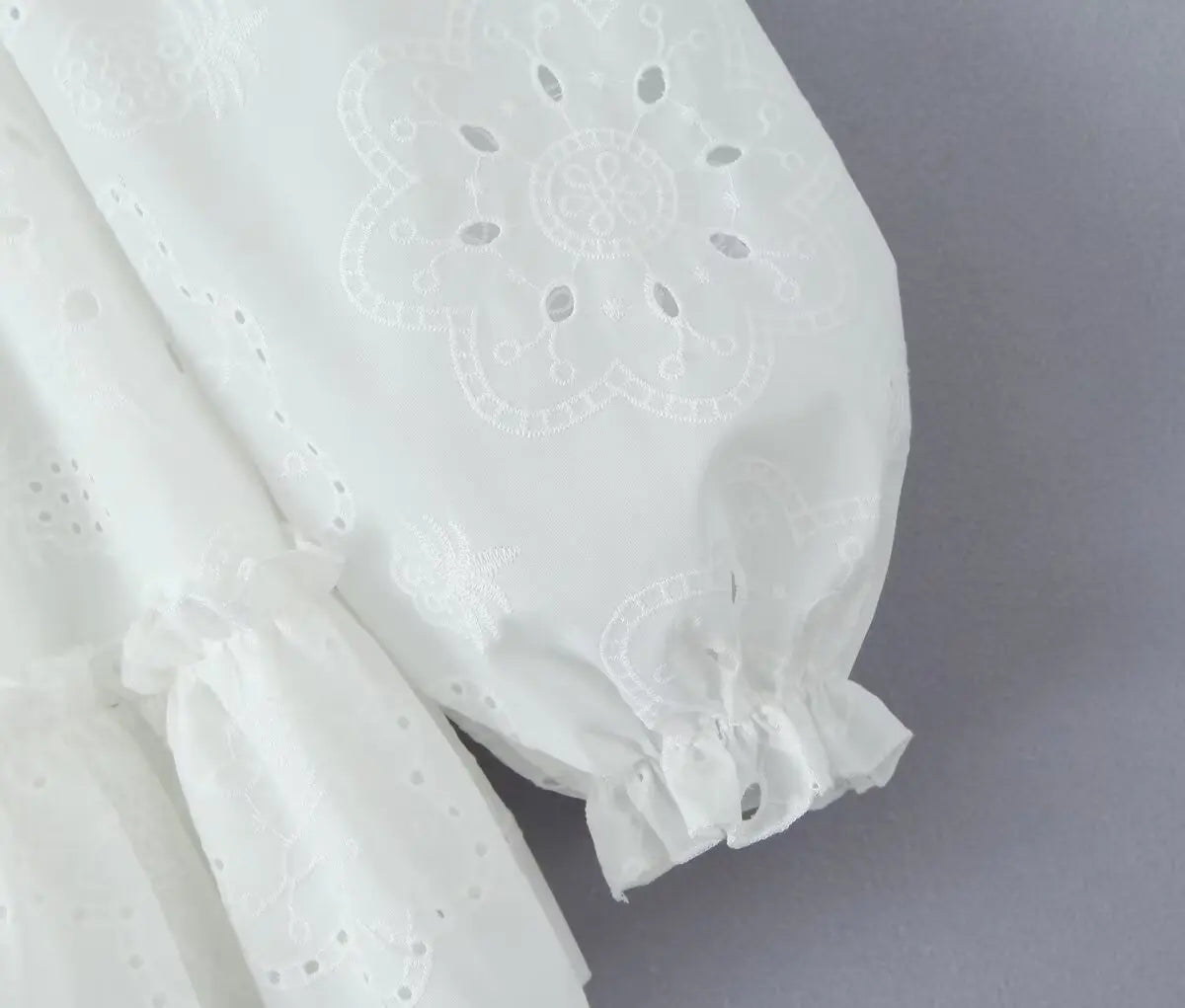 Robe d'été blanche épaules dénudées à volants