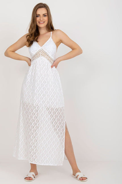 Robe d'été blanche longue en dentelle pour femme, parfaite pour une soirée chic ou un événement à la plage.