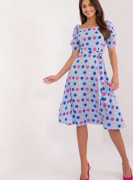 Robe d'été bleue à fleurs multicouleur avec encolure carrée et manches courtes pour femme, style décontracté et féminin.