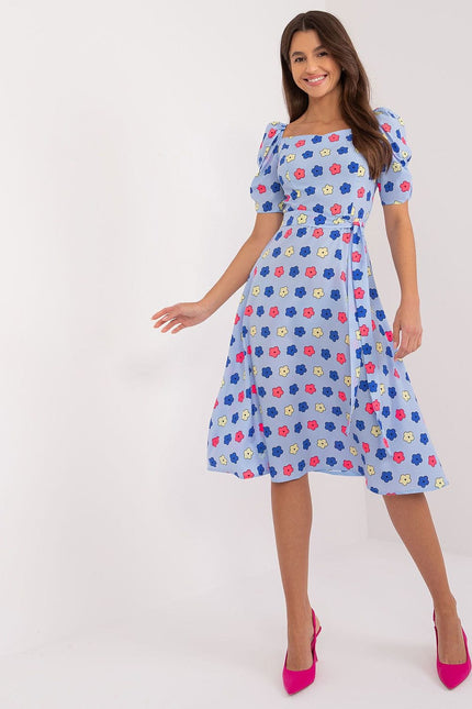 Robe d'été bleue à fleurs multicouleur avec encolure carrée et manches courtes pour femme, style décontracté et féminin.