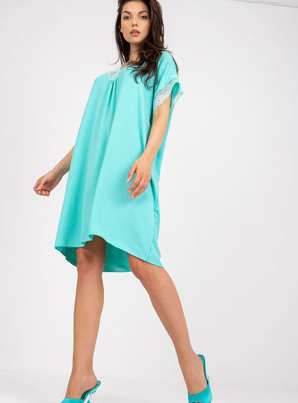 Robe d'été vert sauge courte avec détails en dentelle pour femme, style décontracté et manches courtes, idéale pour une allure fraîche et élégante.