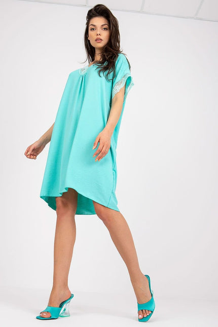 Robe d'été vert sauge courte avec détails en dentelle pour femme, style décontracté et manches courtes, idéale pour une allure fraîche et élégante.