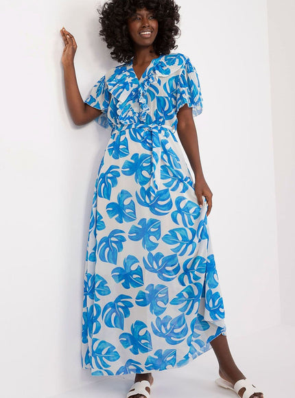 Robe d'été bleue à motifs floraux avec manches courtes et ceinture pour un style décontracté et féminin idéal en journée ou en vacances.