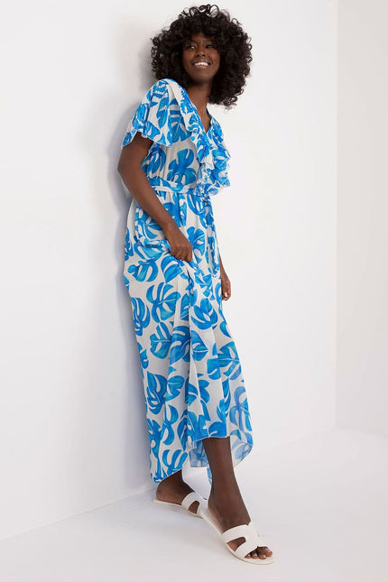 Robe d'été bleue et blanche à motif floral, style décontracté avec manches courtes et longueur midi, parfaite pour plage ou sortie casual.