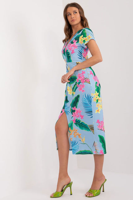 Robe plage bleue à motifs fleuris, style midi avec manches courtes, parfaite pour une journée estivale ou une vacance tropicale.