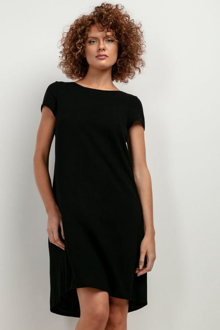 Robe noire simple manches courtes pour soirée casual, longueur midi, silhouette droite.