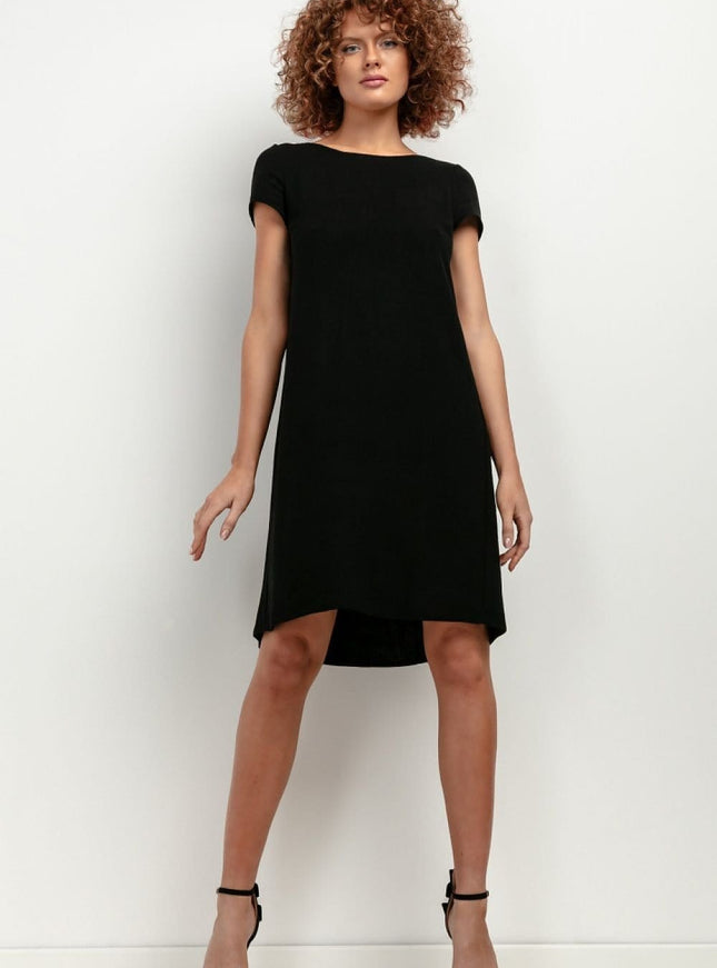 Robe noire simple, courte, manches courtes, idéale pour soirée ou cocktail, silhouette droite.