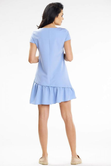 Robe bleue courte casual manches courtes pour été avec ourlet à volant.