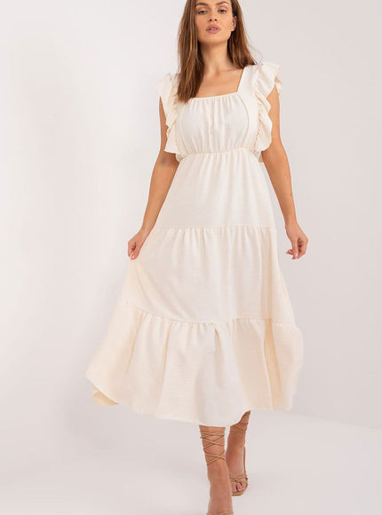 Robe blanche d'été midi avec épaules dénudées, style bohème chic, idéale pour occasions décontractées ou célébrations en plein air.