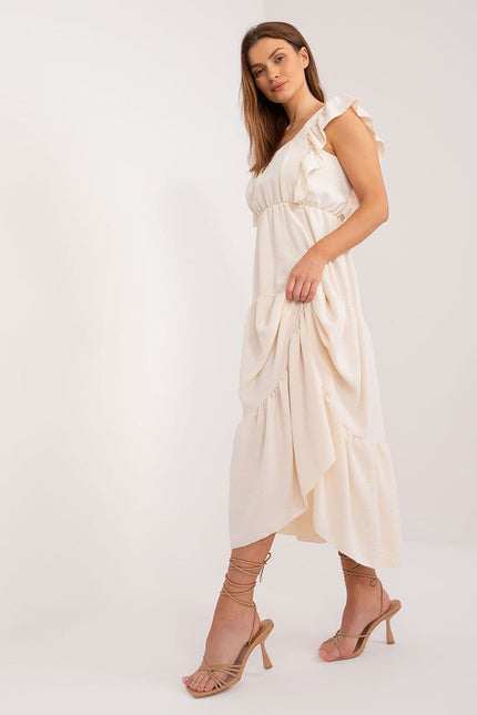 Robe blanche d'été mi-longue à épaules dénudées, style décontracté et élégant pour occasions festives ou casual.