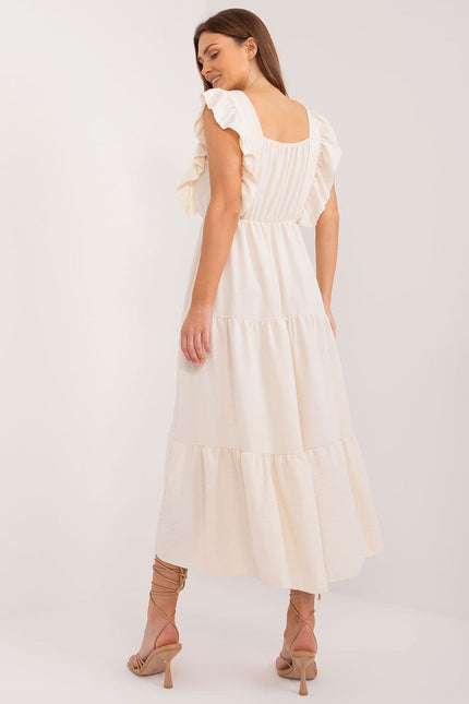 Robe blanche d'été midi avec épaules dénudées, style bohème et fluide, parfaite pour la plage ou une soirée décontractée.