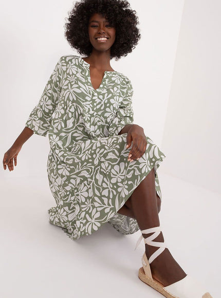 Robe d'été verte fleurie midi évasée avec manches courtes idéale pour une soirée casual ou balade sur la plage.