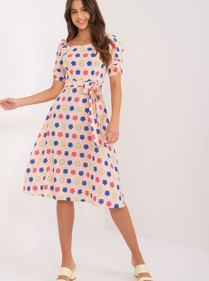 Robe d'été évasée légère à fleurs avec manches courtes idéale pour un look casual et confortable.