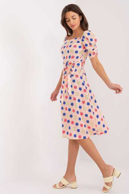 Robe d'été évasée légère à manches courtes et imprimé floral, idéale pour un style décontracté ou une sortie en journée.