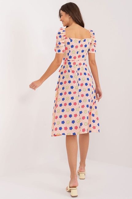 Robe d'été évasée légère à manches courtes, avec motif floral multicolore, idéale pour une tenue casual ou une sortie plage.