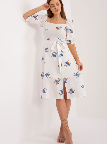 Robe fleurie blanche midi d'été à manches courtes, idéale pour un look casual ou plage.