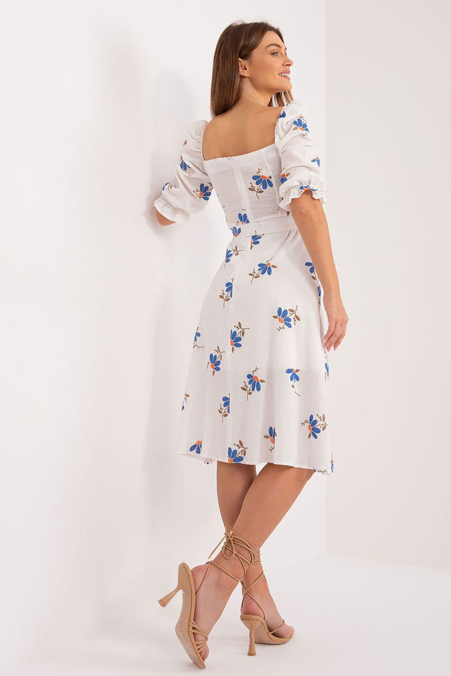 Robe blanche fleurie midi d'été à manches courtes et épaules dénudées pour un look casual et bohème.