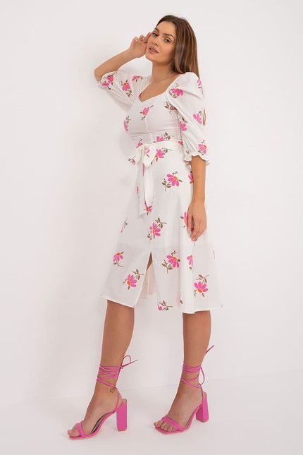 Robe d'été midi blanche à fleurs avec manches courtes et ceinture, idéale pour une tenue à la fois fraîche et élégante.