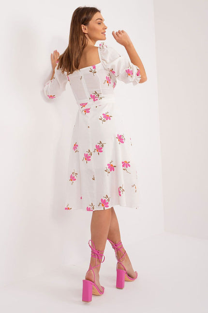 Robe d'été fleurie blanche midi à manches courtes et épaules dénudées, idéale pour une sortie décontractée ou une occasion spéciale.