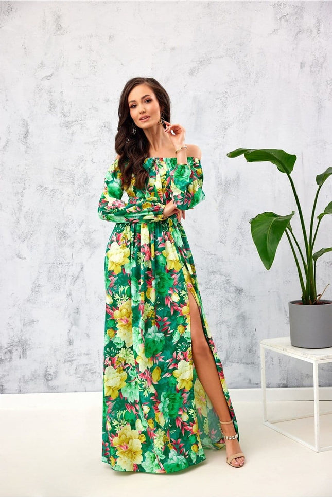 Robe d'été fleurie longue avec épaules dénudées et fente, idéale pour soirée ou événement estival.