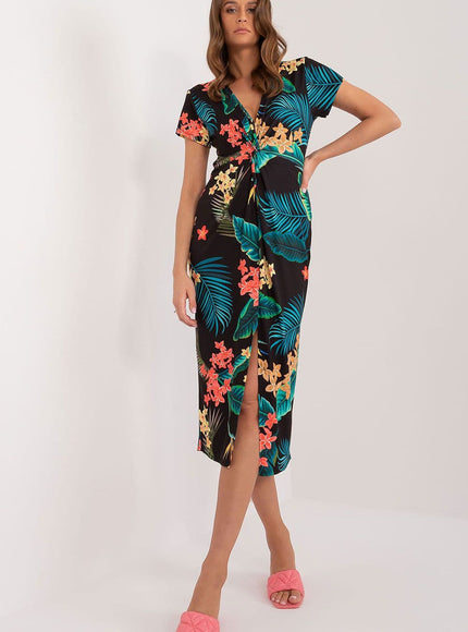 Robe fleurie midi d'été à manches courtes, idéale pour une tenue de plage ou une soirée décontractée.