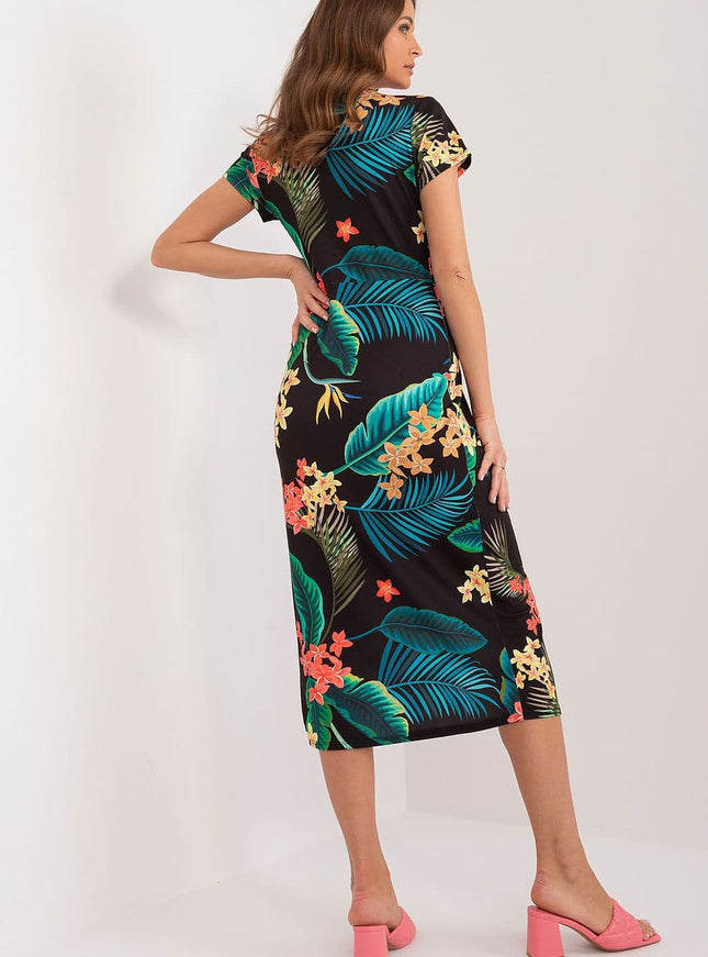 Robe fleurie midi d'été à manches courtes style casual et chic, parfaite pour la plage ou une soirée décontractée.