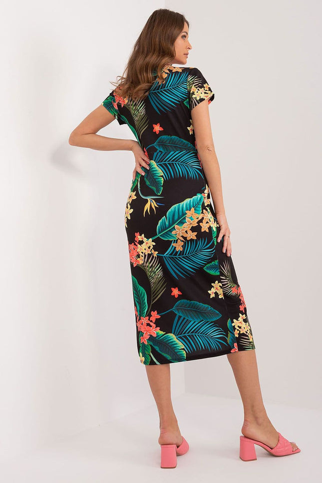 Robe fleurie midi d'été à manches courtes style casual et chic, parfaite pour la plage ou une soirée décontractée.