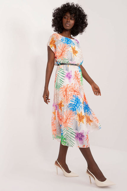 Robe d'été fleurie multicouleur à manches courtes, longueur midi, parfaite pour une journée à la plage ou une sortie décontractée.