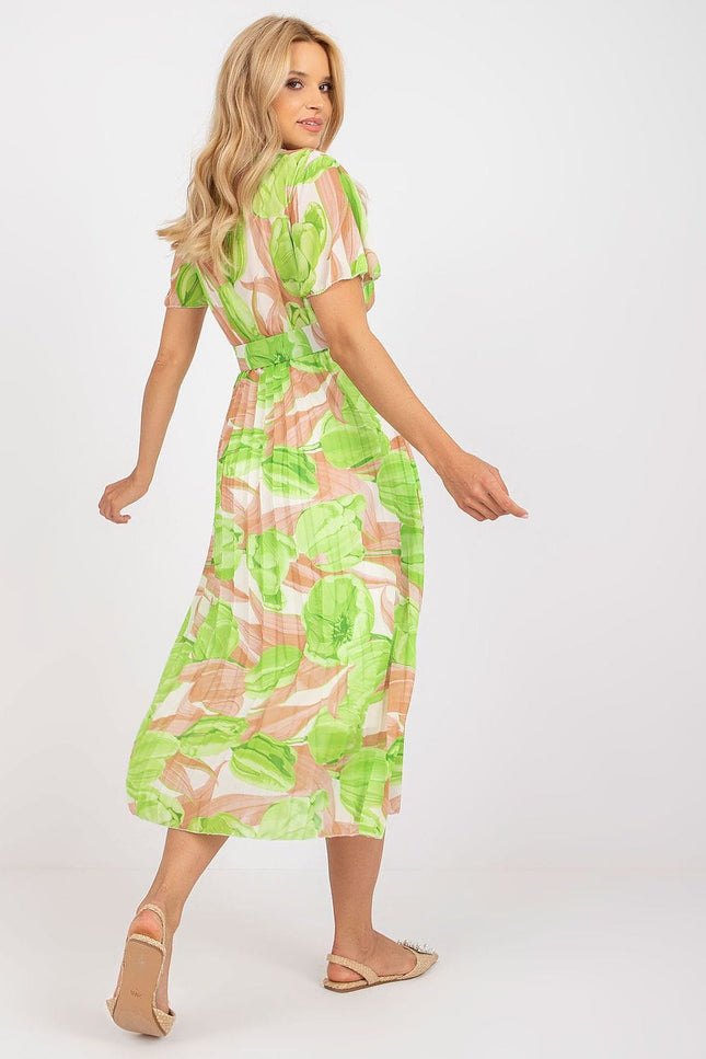 Robe d'été fleurie plissée à manches courtes pour un look casual, silhouette trapèze, mi-longue aux tons verts et terracotta.