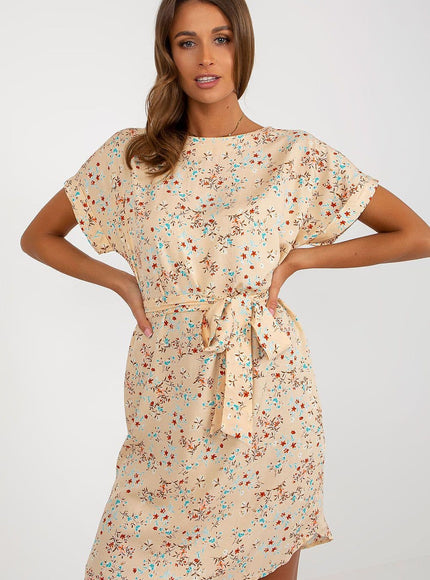 Robe fleurie beige courte d'été, style casual avec manches courtes et ceinture, parfaite pour une soirée simple ou une journée à la plage.