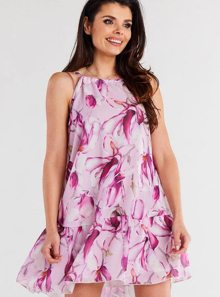 Robe d'été légère sans manches avec de grandes fleurs sur fond rose, idéale pour soirée casual, longueur courte et silhouette trapèze.