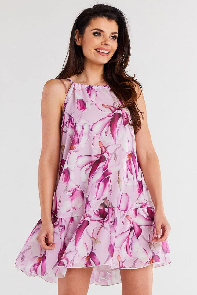 Robe d'été légère sans manches avec de grandes fleurs sur fond rose, idéale pour soirée casual, longueur courte et silhouette trapèze.