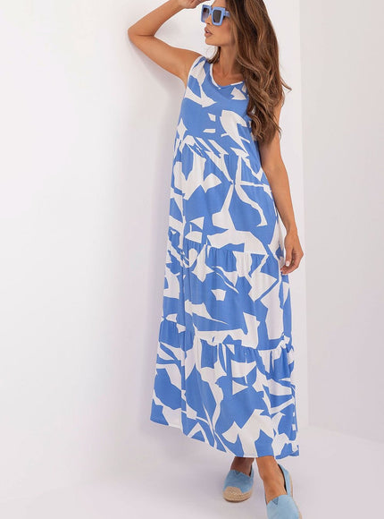 Robe d'été longue bleue sans manches, à motif géométrique, idéale pour plage ou sortie décontractée.