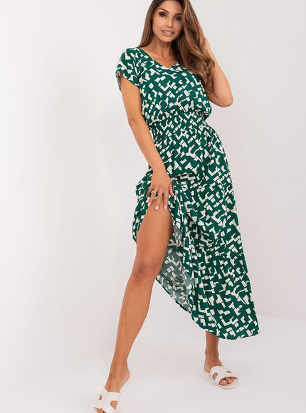 Robe d'été verte longue et fluide style casual avec motifs, idéale pour un look détendu en journée ou en vacances.