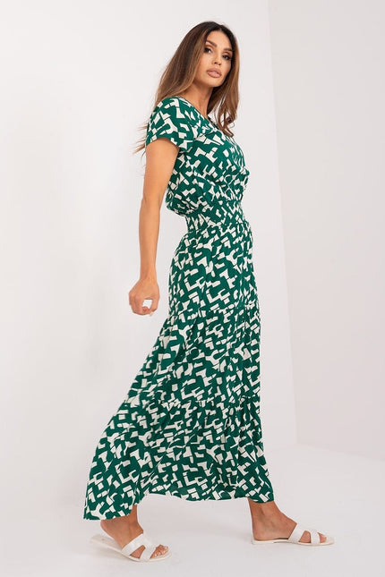 Robe d'été longue verte à motif fluide et casual, idéale pour un look décontracté et tendance.