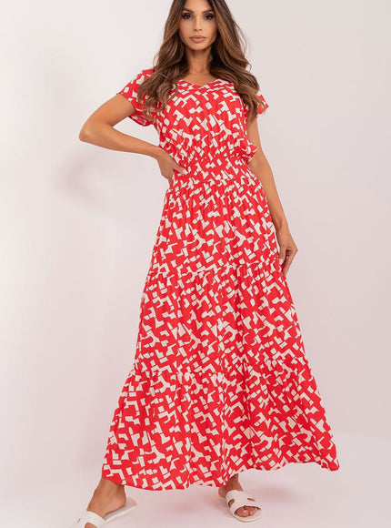 Robe d'été longue évasée rouge avec manches courtes et motif géométrique, idéale pour une tenue décontractée ou une plage.