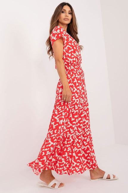 Robe rouge longue d'été évasée à manches courtes et motif géométrique pour femme, style bohème et décontracté.