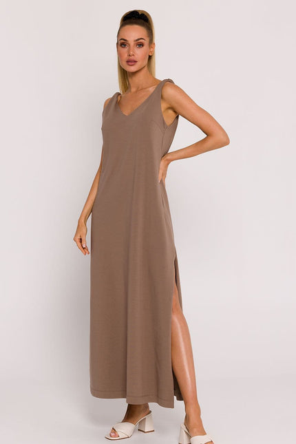 Robe terracotta longue et fluide sans manches pour une soirée simple ou un événement casual.