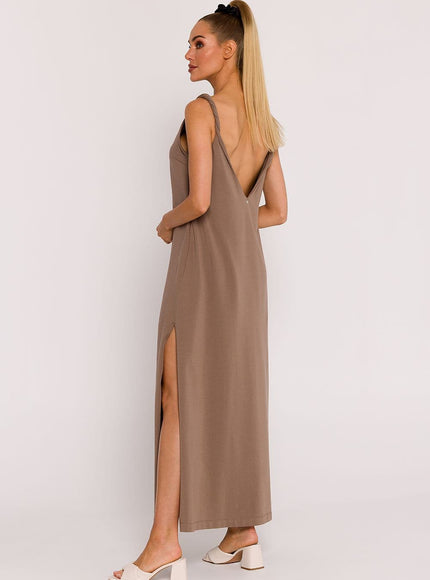 Robe longue terracotta fluide sans manches, idéale pour une soirée chic ou un cocktail, avec un style élégant et une silhouette droite.