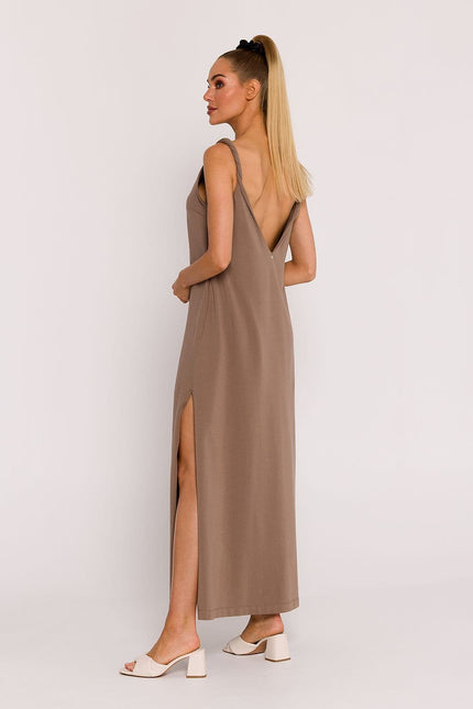 Robe longue terracotta fluide sans manches, idéale pour une soirée chic ou un cocktail, avec un style élégant et une silhouette droite.