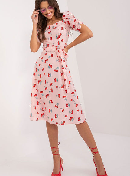 Robe d'été rose à motif cerises avec encolure carrée, midi et manches courtes pour un look casual et féminin.