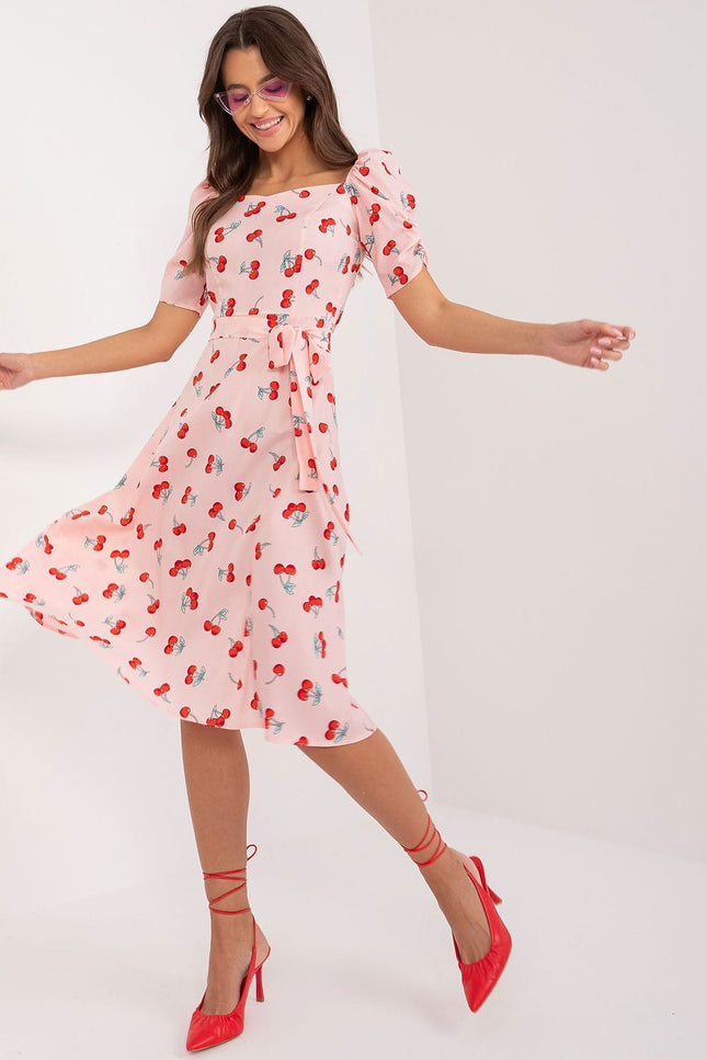 Robe d'été à motif cerises avec encolure carrée, couleur rose, style casual chic, mi-longue et manches courtes pour femme.