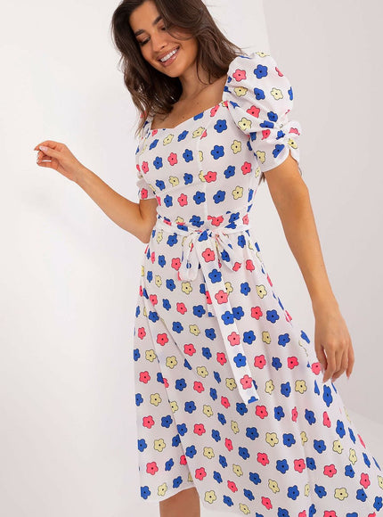 Robe d'été évasée multicouleur à manches courtes et motif floral, idéale pour une journée ensoleillée ou une sortie décontractée.