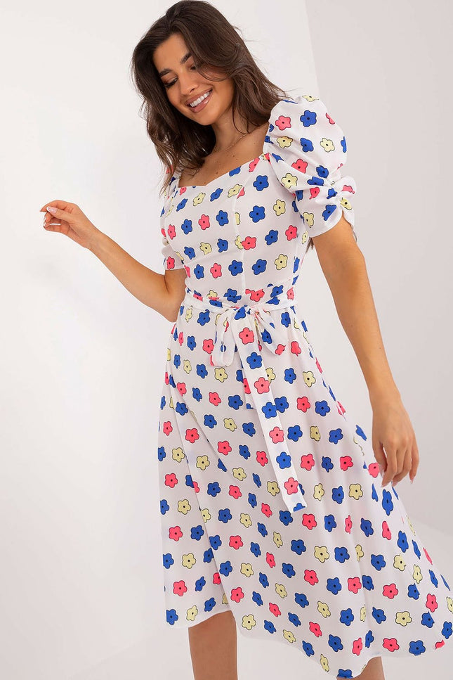 Robe d'été évasée multicouleur à manches courtes et motif floral, idéale pour une journée ensoleillée ou une sortie décontractée.