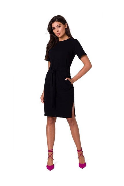 Robe noire midi chic pour soirée avec manches courtes et fente latérale, idéale pour cocktail ou événement formel.