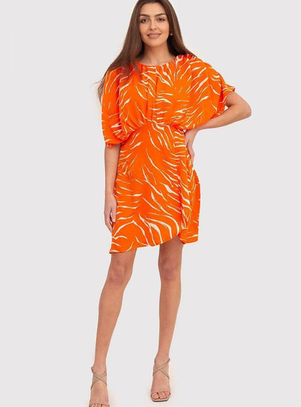 Robe d'été orange courte à manches courtes pour femme, style casual et élégant, idéale pour les sorties ensoleillées et les occasions décontractées.